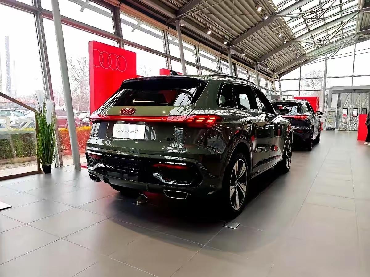 刚从4S店出来，脑子现在还有点嗡嗡的老款奥迪Q5L，指导价42万多的那款，现