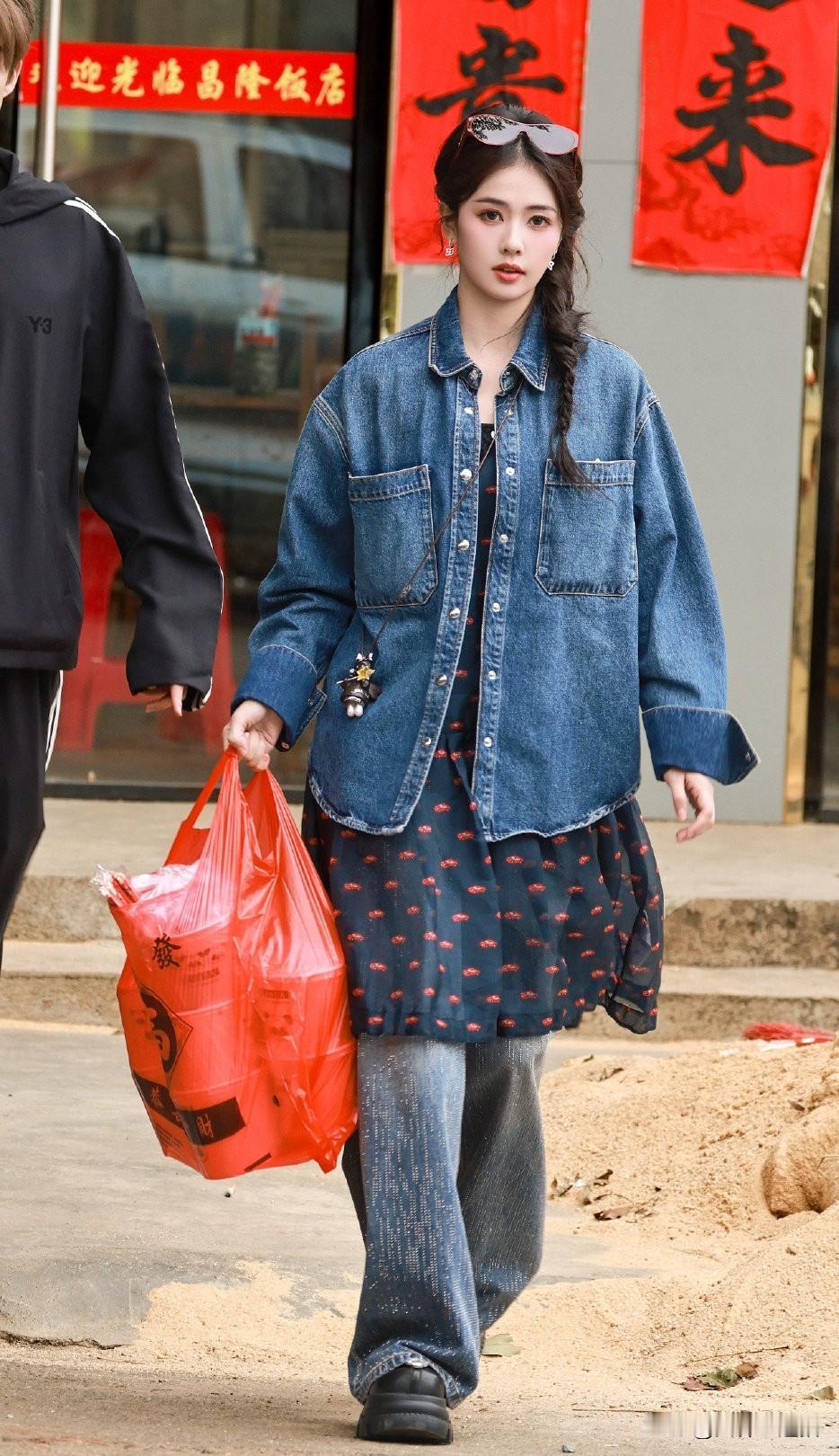 春风拂面来，笑语闹新春。