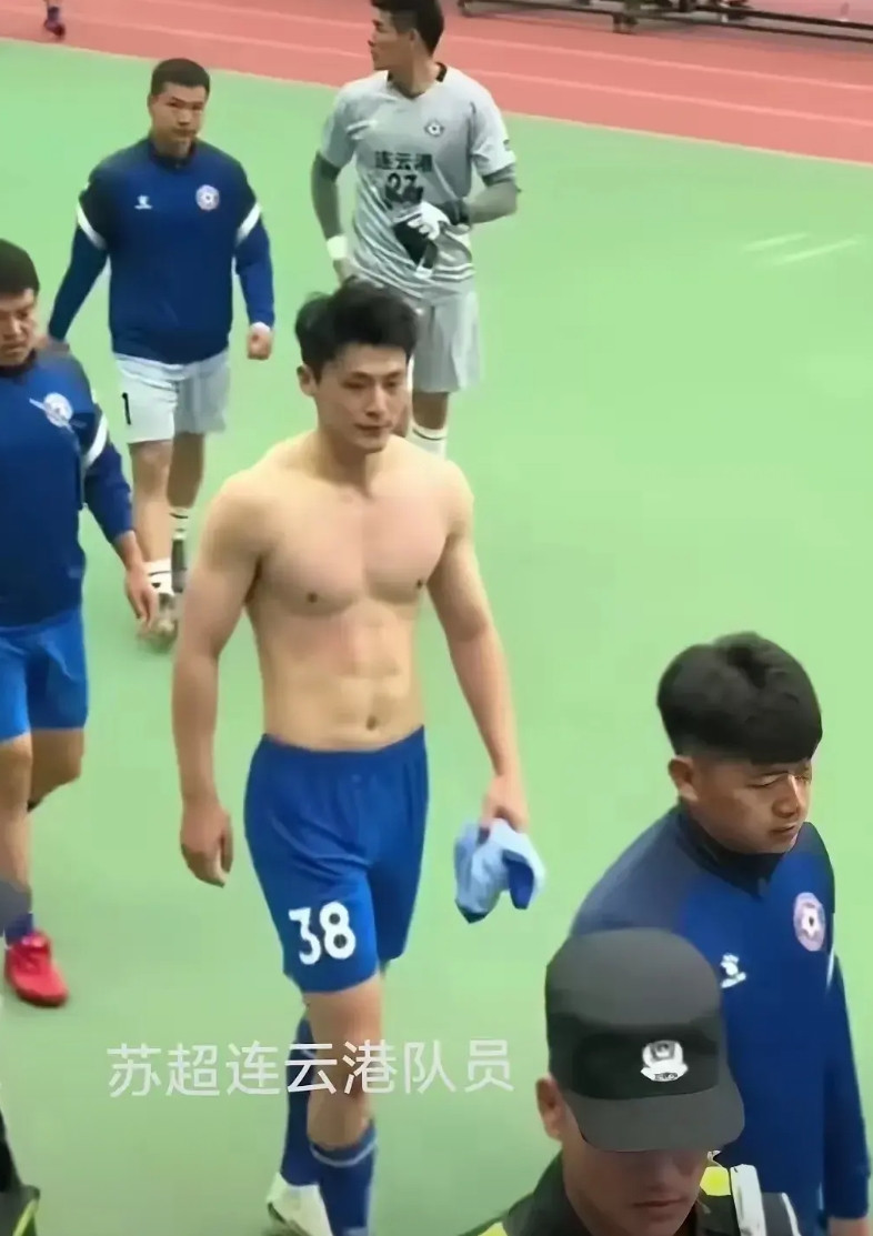 苏超连云港队的身材，一看就是农村出身的，就算你生在海边，也没吃过海参，因为吃海参