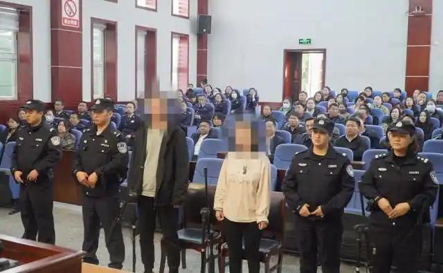 近日，云南泸水市宣判了一起医疗腐败案，被告人陈某某（目测是图中被告席上的白衣女子