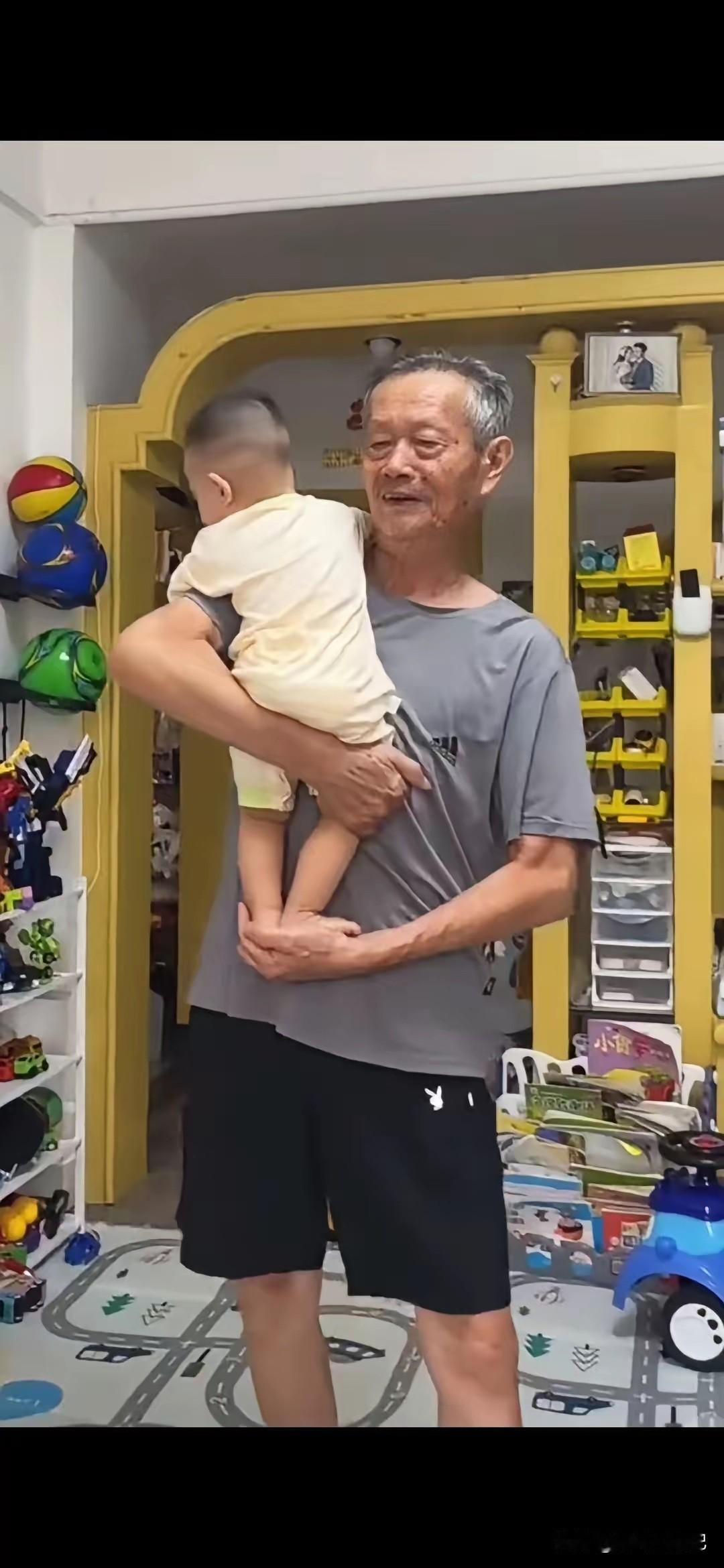 都说隔代亲，到底是爷爷亲还是外公更亲？