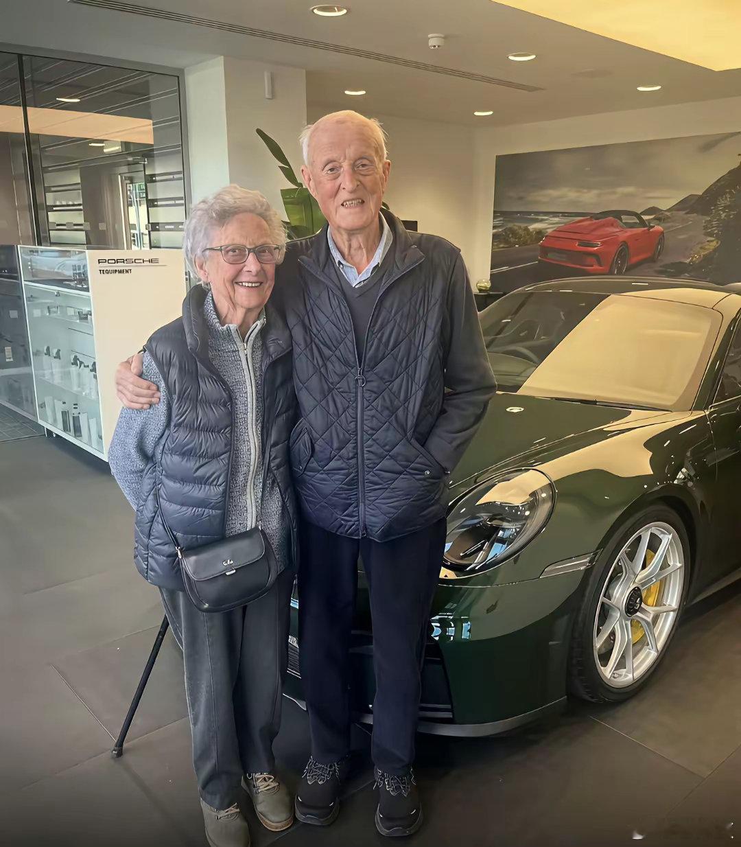 这是92岁的埃文斯夫妇，他们购入一辆保时捷992GT3用来庆祝结婚70周年，这