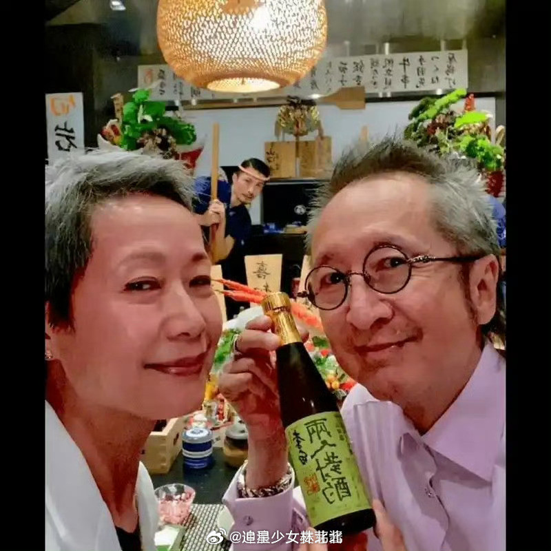叶童1988年的巴黎草坪婚礼，他们是娱乐圈罕见的从初恋走到白头的夫妻！