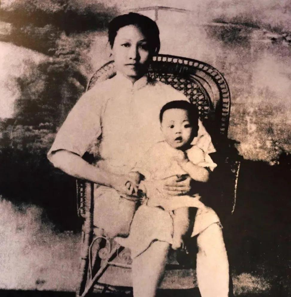 抗日女英雄赵一曼和儿子的唯一一张合影照片拍摄于1930年夏，赵一曼因从事党的地