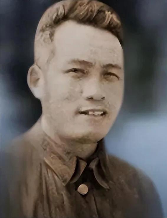 1956年，毛主席视察上海造船厂，在陪同人群中发现一个熟面孔。他笑着走上前去，突