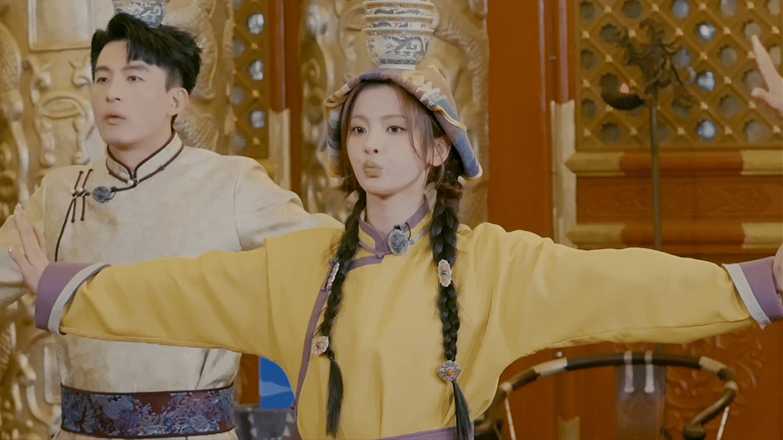 最适合杨超越的舞蹈出现了杨超越在蒙古族顶碗舞里的表现太亮眼！别人还在克服“怕碗