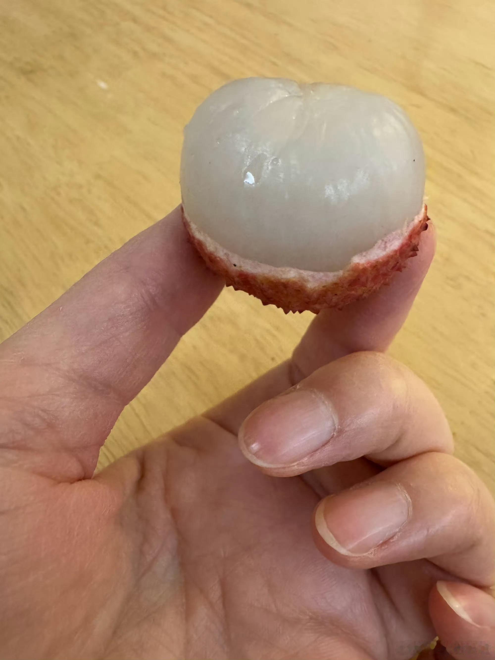 荔枝在冰箱里躺7天比我还精神现在荔枝保鲜方法好多啊～荔枝在冰箱躺7天还水灵灵的，
