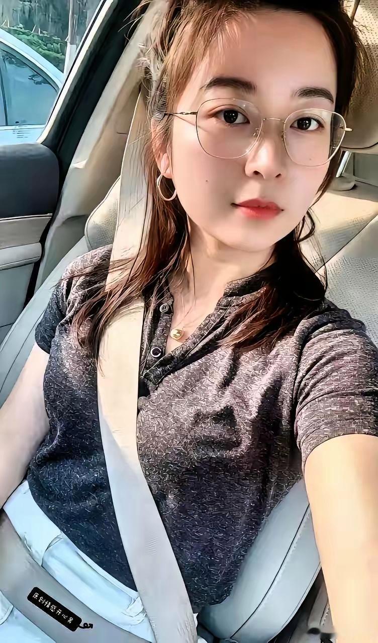未婚女生经亲戚介绍相亲，男方四十岁，开了一家小型装修公司，离异没有孩子。两人初次
