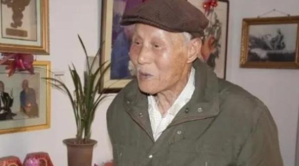 1983年，山东日照，63岁老汉正蹲在地上补渔网，县领导来调研无意间瞥见他脚踝处
