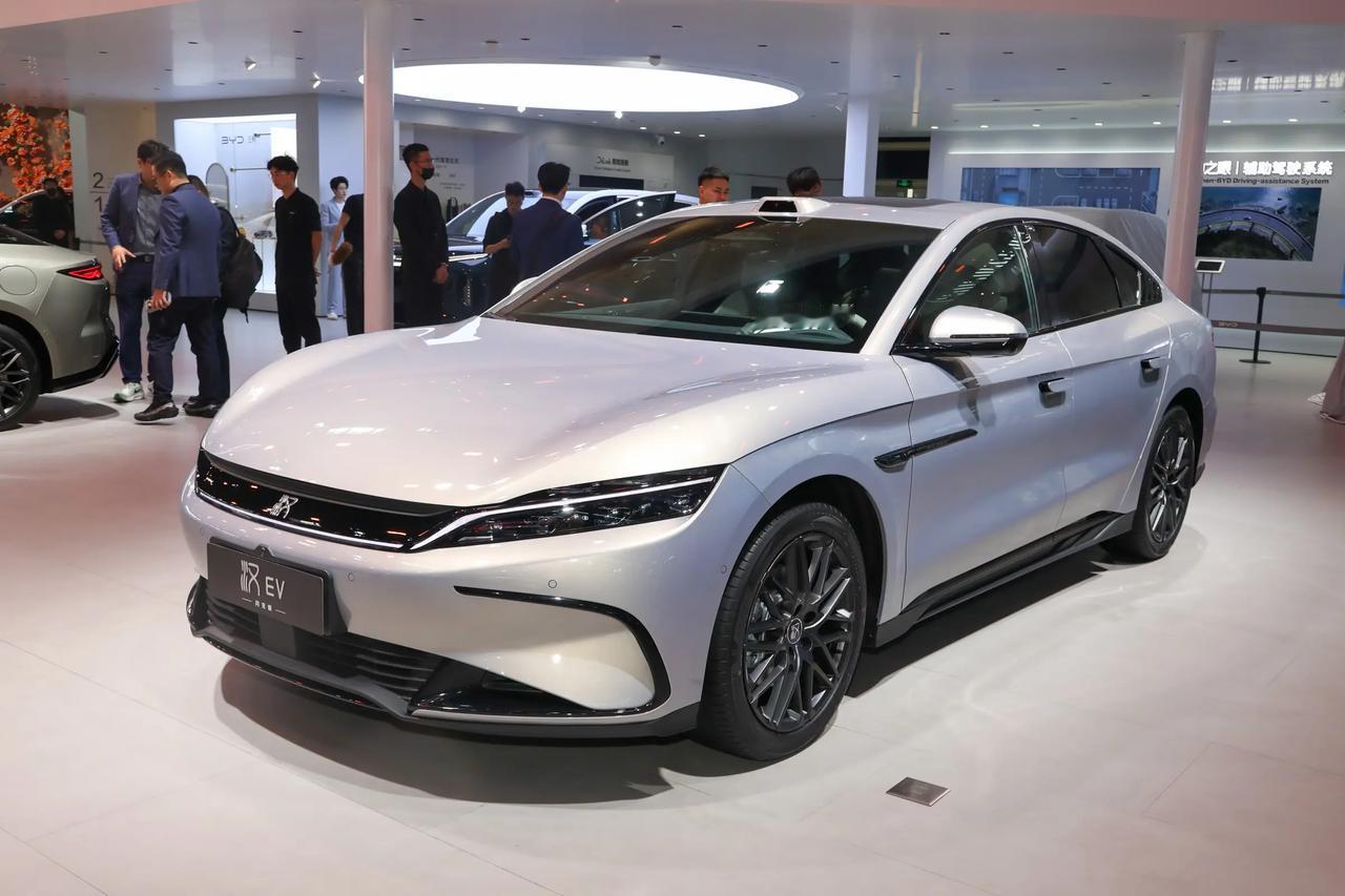 比亚迪汉EV，69度电池包，续航居然有705公里。2026款汉EV闪充版上