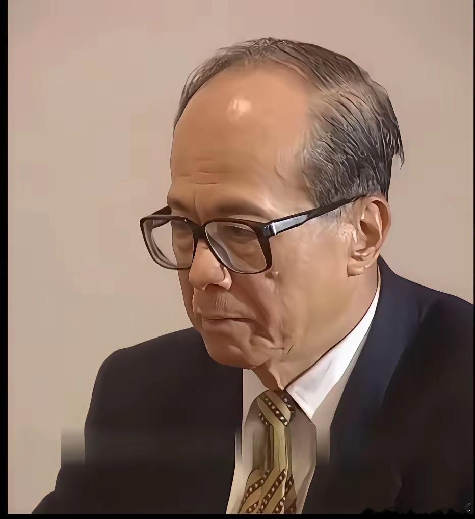 在我看来，像李嘉诚、马云这类企业家，已然超越了企业家的范畴，成为了能够搅弄风云的