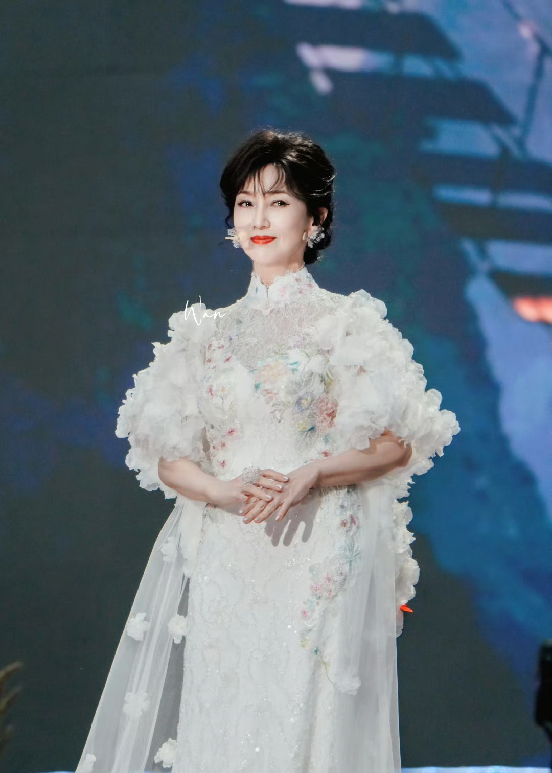 叶童宣布退出了新白娘子的演唱会了。说是不想再消费经典了。其实叶童是没有生活压力，
