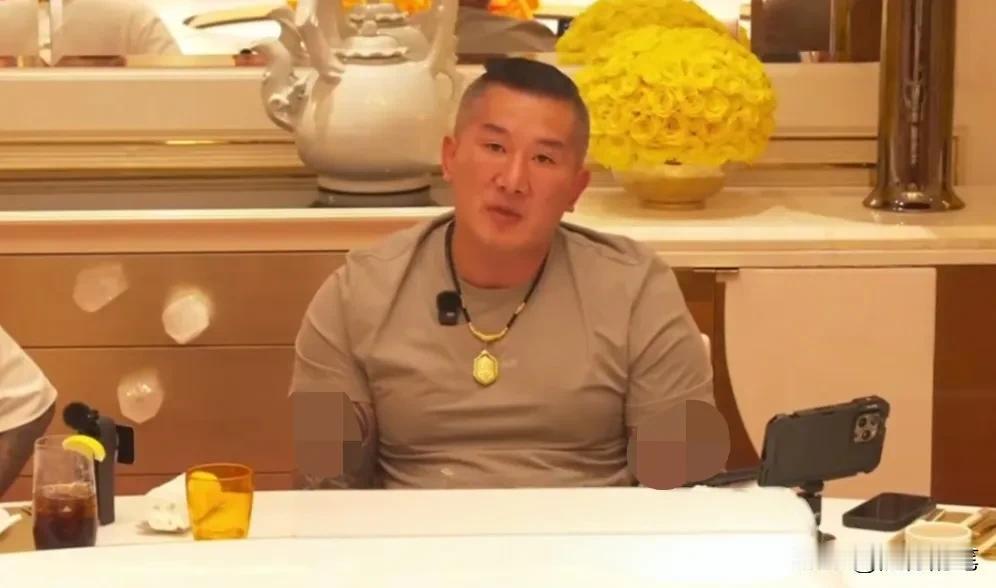 看了馆长昨晚的各种抱怨，不能在大陆买月饼了，不能看阅兵了，这两次大陆直播亏钱了等
