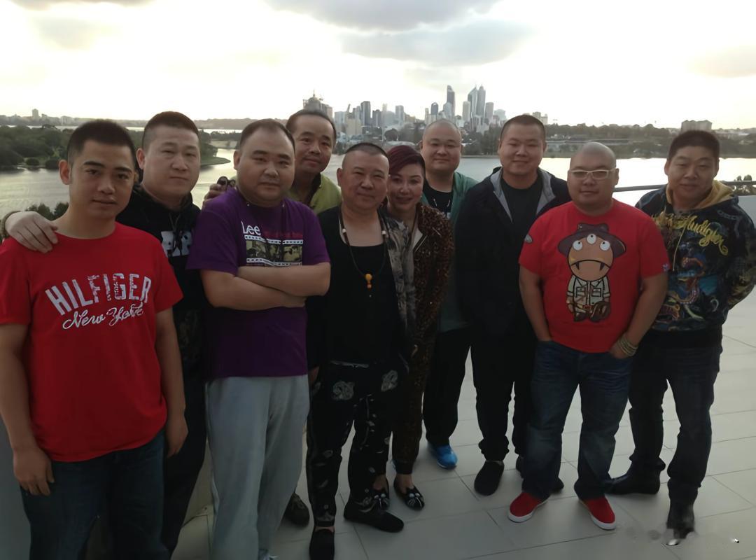 郭德纲带着徒弟演出时，一张温馨的合影。这一群看着根本不像说相声的，有点像混社会的