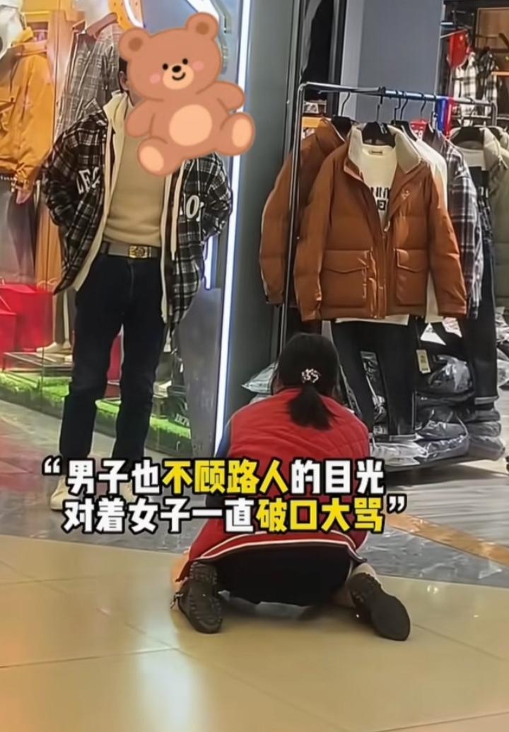 12月2日，湖北某地下商场一名女子当众向丈夫下跪的视频传遍网络，热度居高不下。