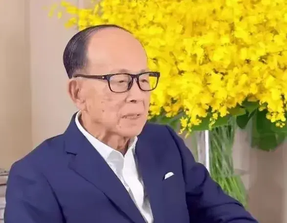 李嘉诚闻风而动,两件大事让他下定决心,长和终于递上投名状