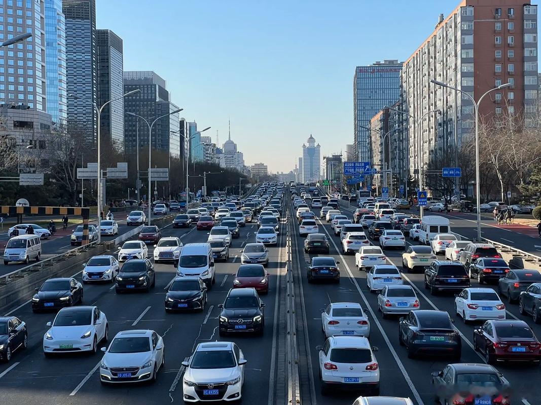 为什么新能源车要交养路费燃油车加一箱油，将近一半是税，里面藏着养路费。电车