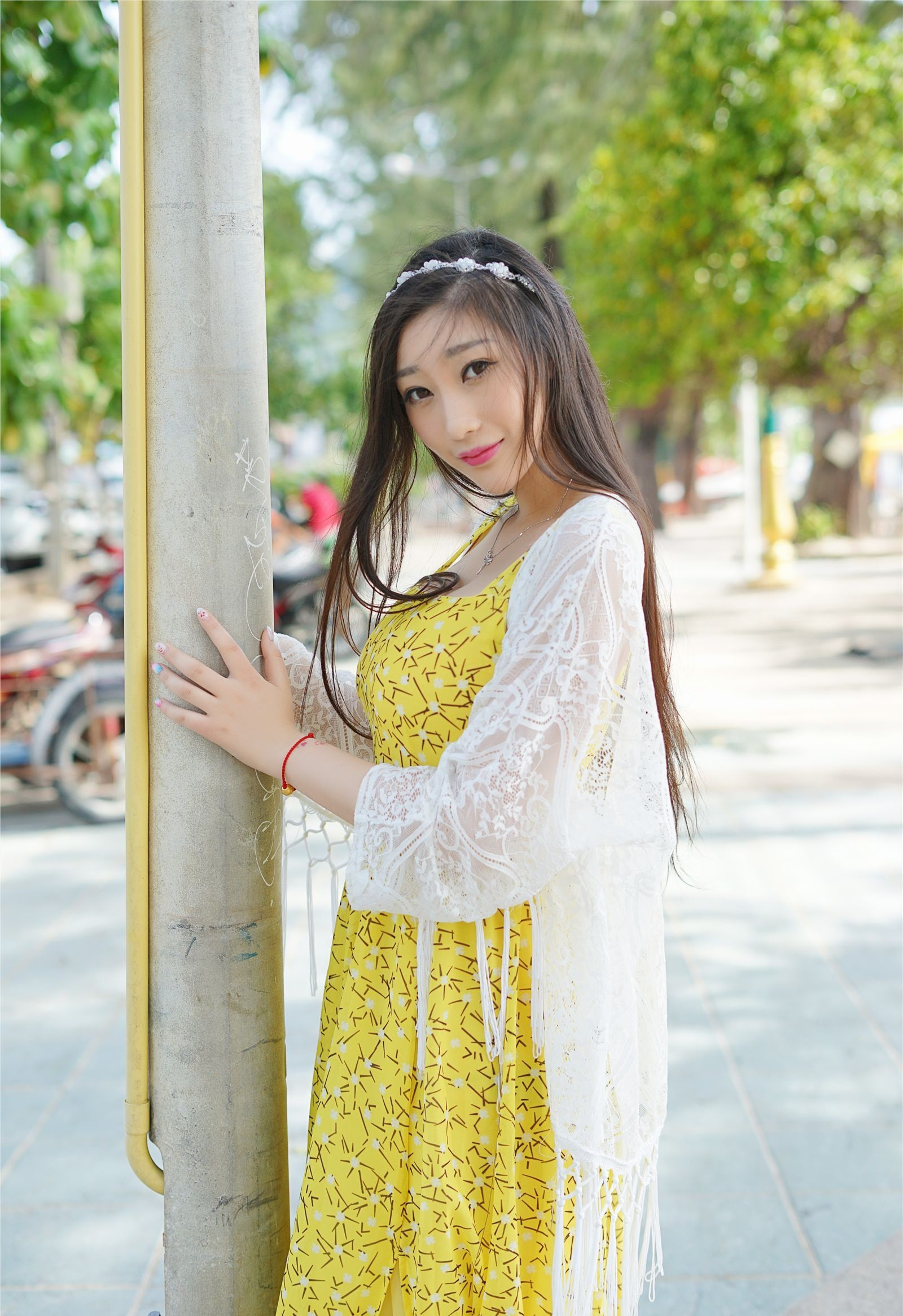 黄色的碎花连衣裙在夏初的季节穿着吸睛感满满，吊带的长裙温柔又不失浪漫，外搭一件白