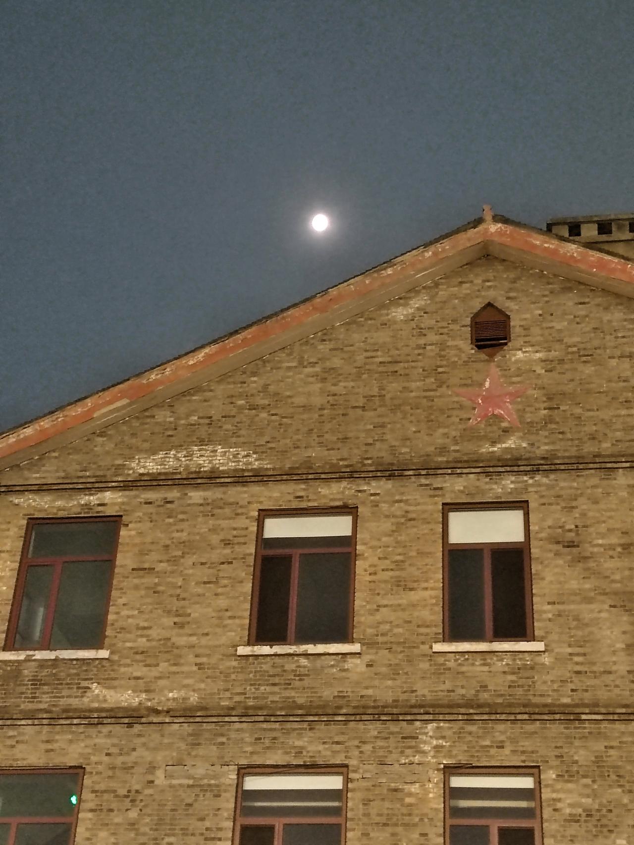 这回的中秋过得干巴巴的，孩子去了外地，没了老人。我们夫妻整了六盘菜，含一块大月饼
