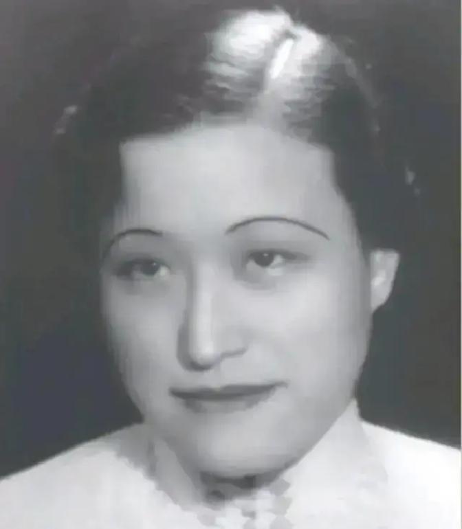 1941年，宋美龄出现在一女子家中，怒甩对方一巴掌大警告说：“离蒋先生远一点！”谁知，被打女子指着宋