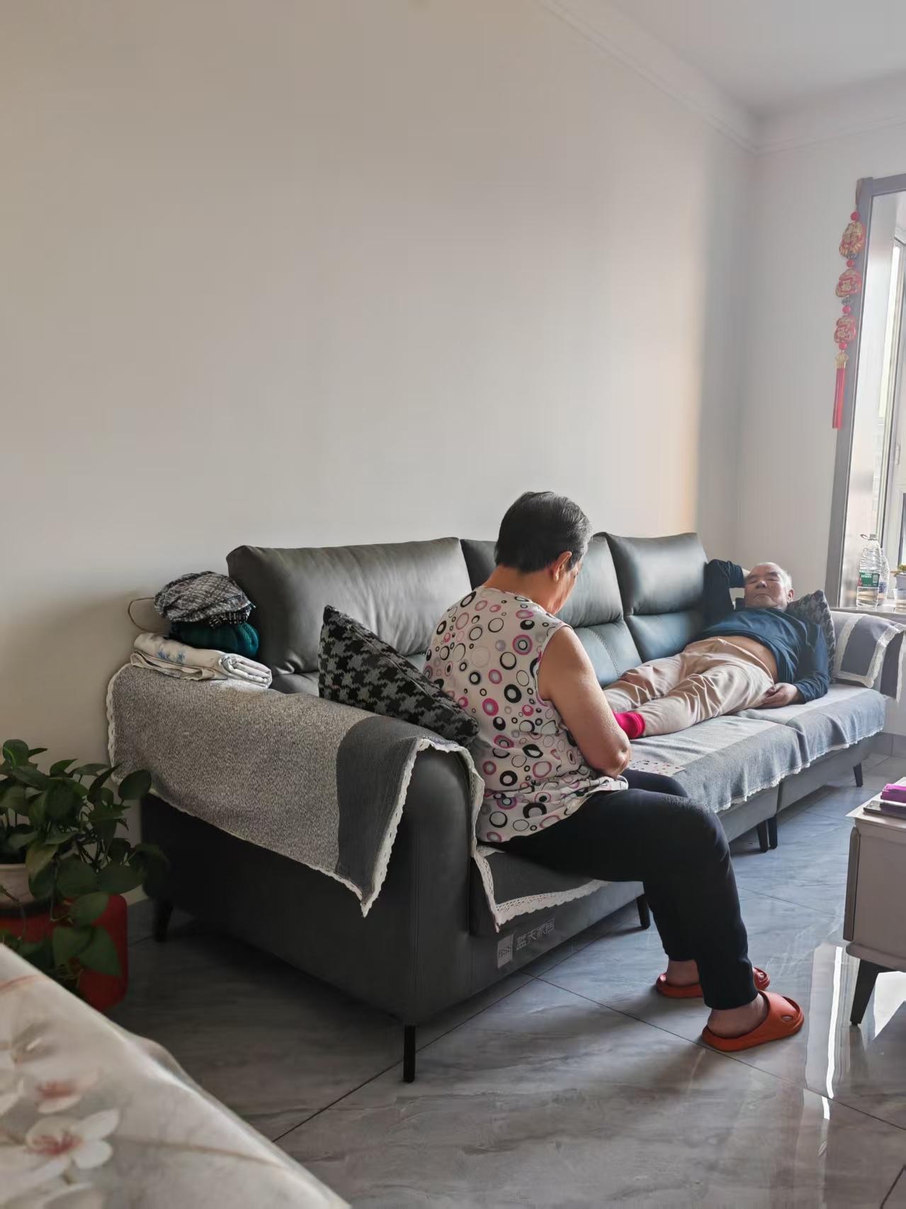 一对年轻的夫妻在工作上压力很大，而且孩子也没有人照顾，于是把公婆从老家接到深圳，