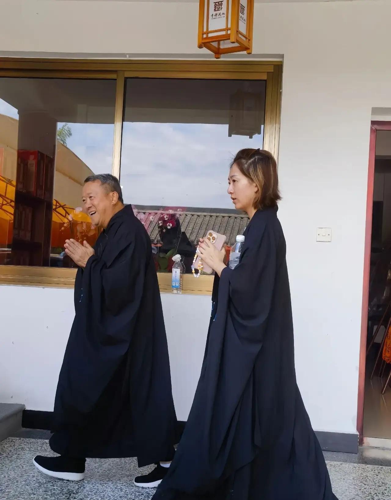 曾志伟寺庙做义工曾志伟与女子寺庙做义工曾志伟现身寺庙做义工，穿僧服表情虔诚，身