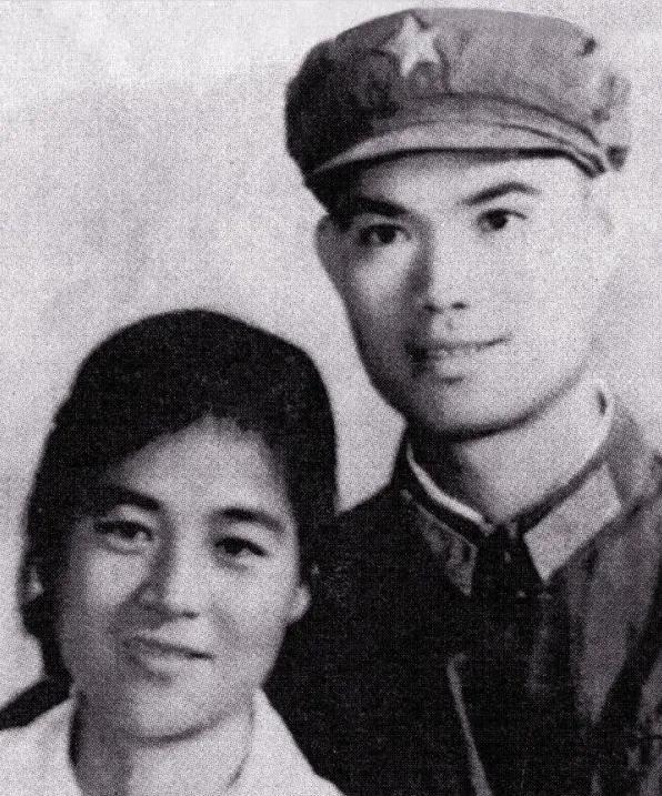 1971年，22岁的李玉枝嫁给了“战斗英雄”麦贤得。每天晚上睡觉前，李玉枝都也要