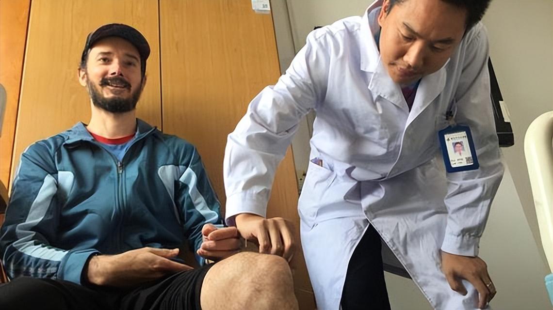 如今出现了一个令人意外的现象，大批外国游客不远万里坐飞机来到中国，却对长城故宫等