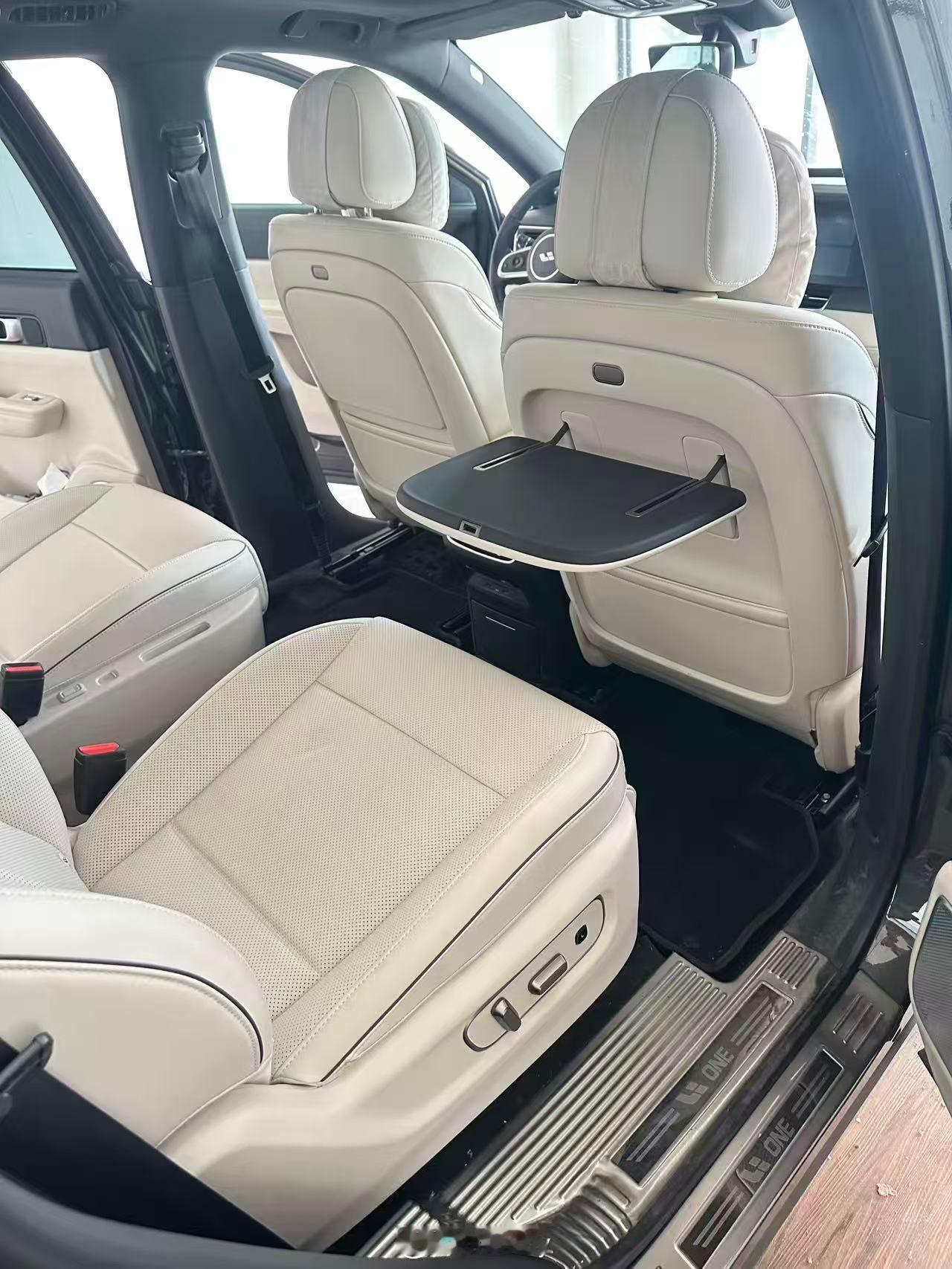 群里看到有大哥给理想ONE改了全套理想i8座椅，只能说太有实力了。理想汽车新能