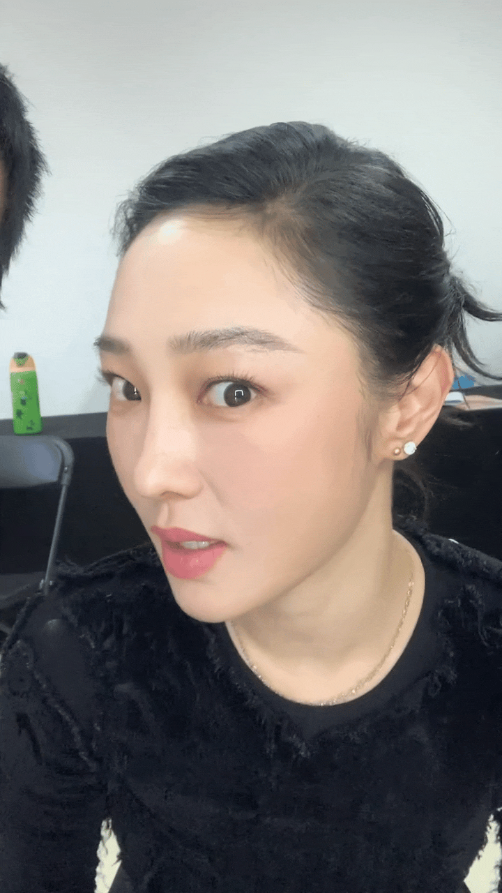 白百何对自己的新造型很满意，自信的女人最美丽！