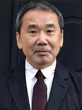 村上春树父亲村上千秋1917年生在京都寺庙家庭，1938年被征入第16师团辎重兵