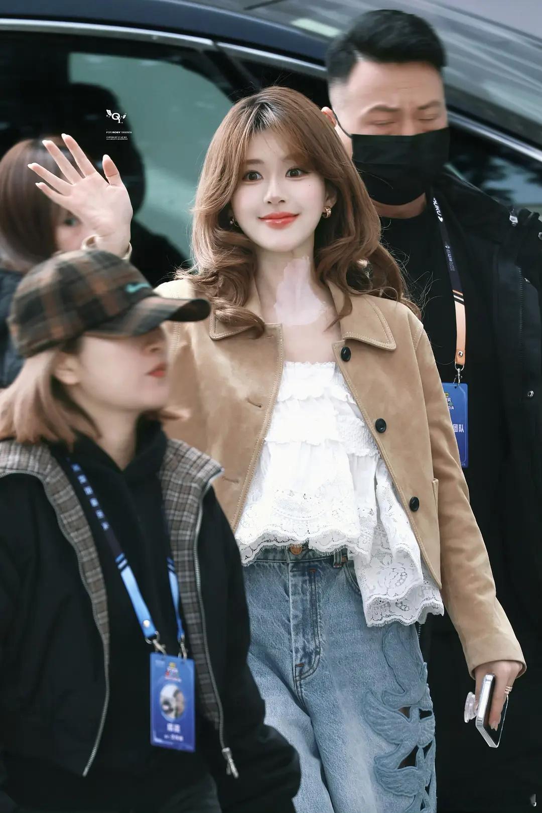 今日赵露思上班路透，脖子上是过敏了擦的药。感觉脸上肉肉回来了