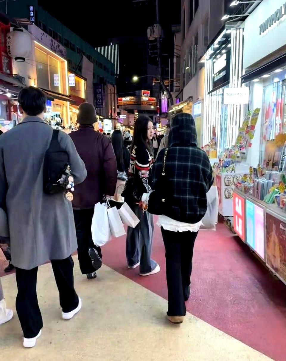 戏里三结三离，戏外首尔过年。陈鹤一推着行李，梁永棋举着相机，曾舜晞在前面带