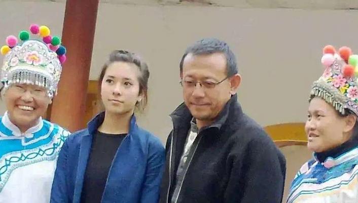 2006年，姜文带着周韵飞去法国，女儿见面第一句话就是："爸爸，我讨厌她，不想见