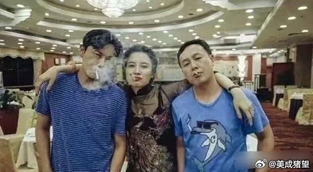 这照片，估计宋佳出十万，都想删除吧。