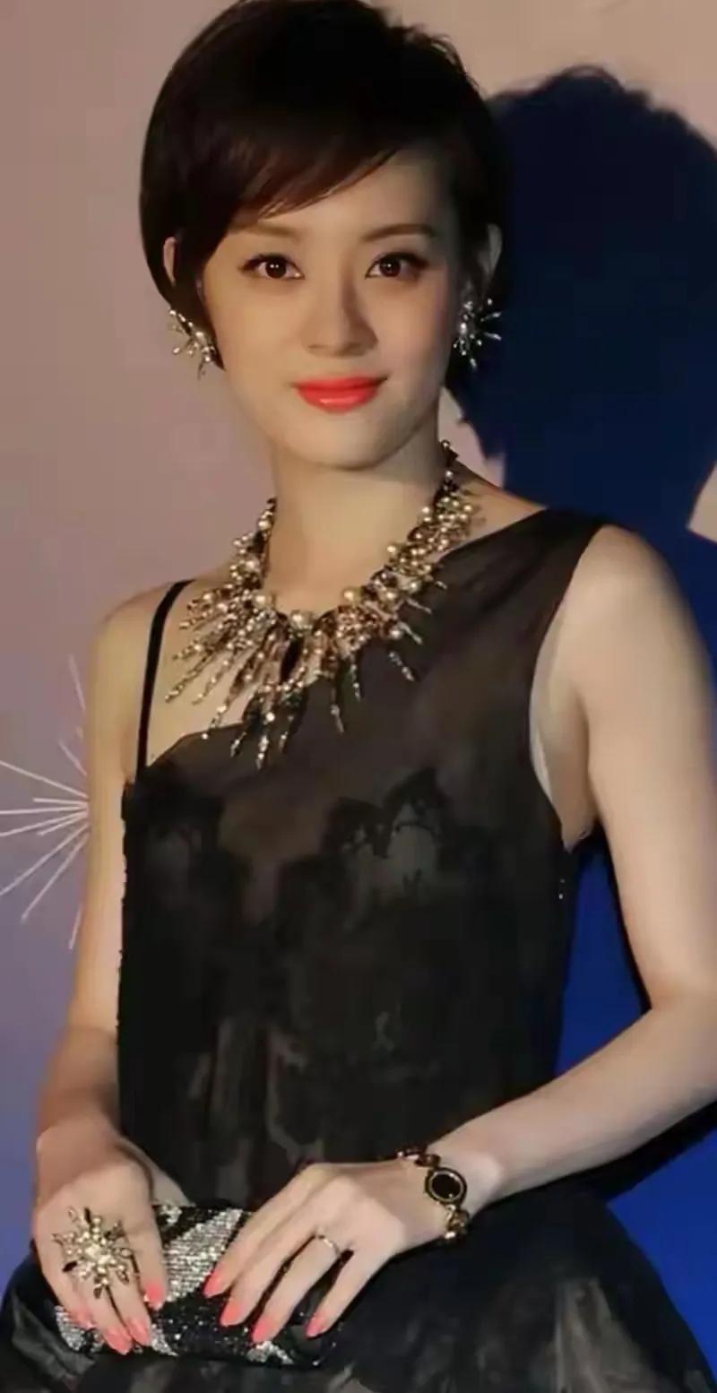 在一次访谈节目，主持人问孙俪：“你年收入超过7000万，可父亲一家人还生活贫