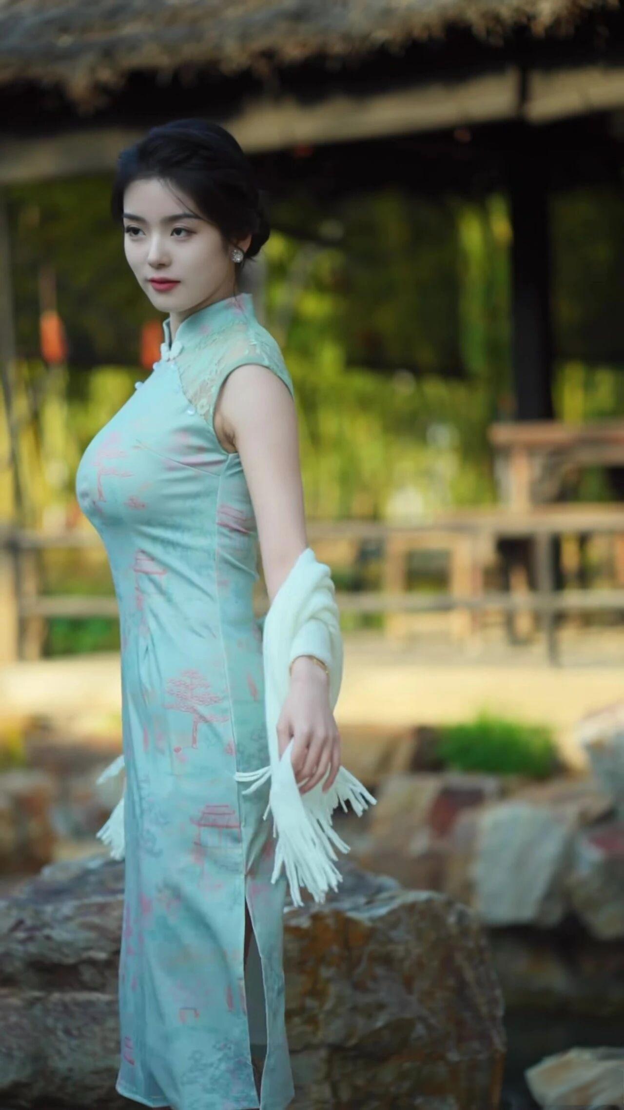 旗袍给予什么样女性美?旗袍最能展现女性曼妙的身姿和温婉优雅，内敛含蓄的气质美。