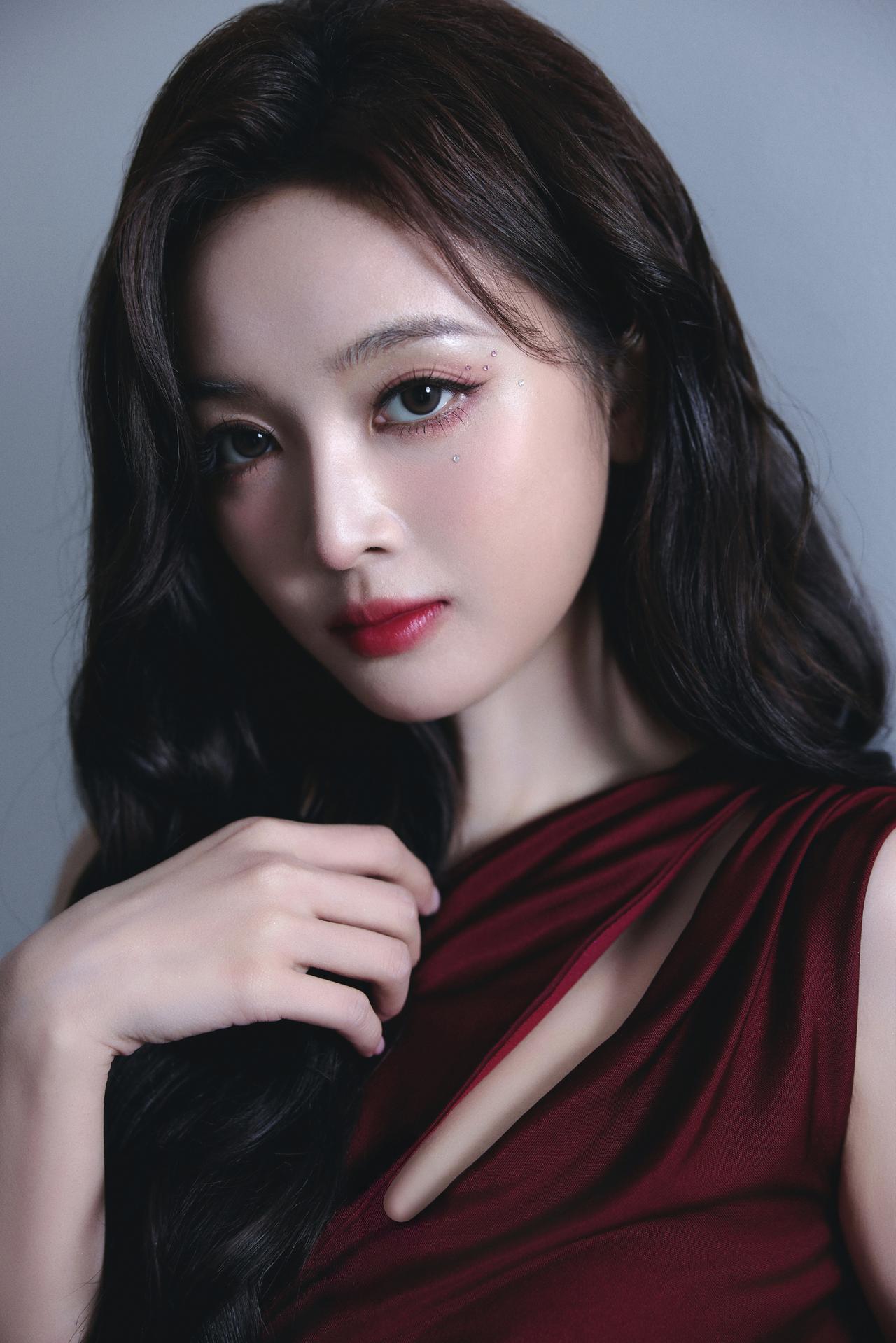 夜色为幕，吴宣仪一袭明艳装束惊艳登场。红唇凝艳噙着三分柔媚，长卷发蓬松卷着万