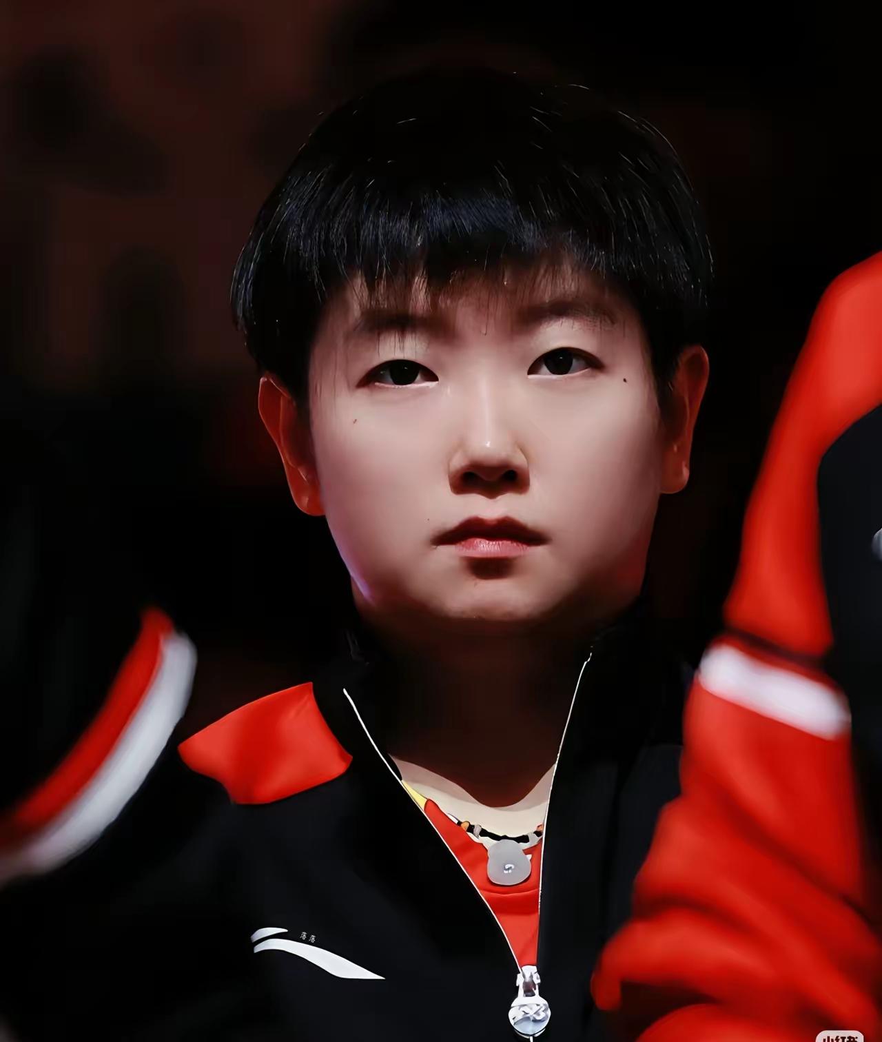 这下好了估计全世界都知道法国总统马克龙打完球后，惊叹孙颖莎的训练时间，一天竟