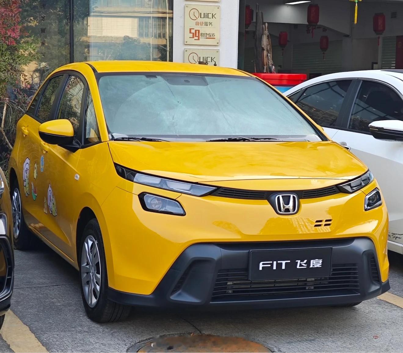 今儿去本田打探了一下，关于飞度：1.限量3000台，现在订单1000+，并没有