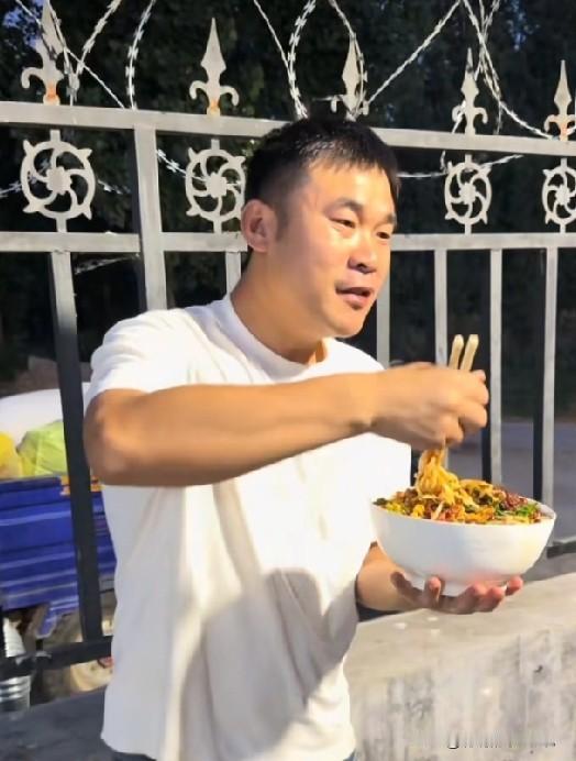 小故事！今天小姑子雨露他们过来，灵洋他帮着给李佳干活，李佳做了一
