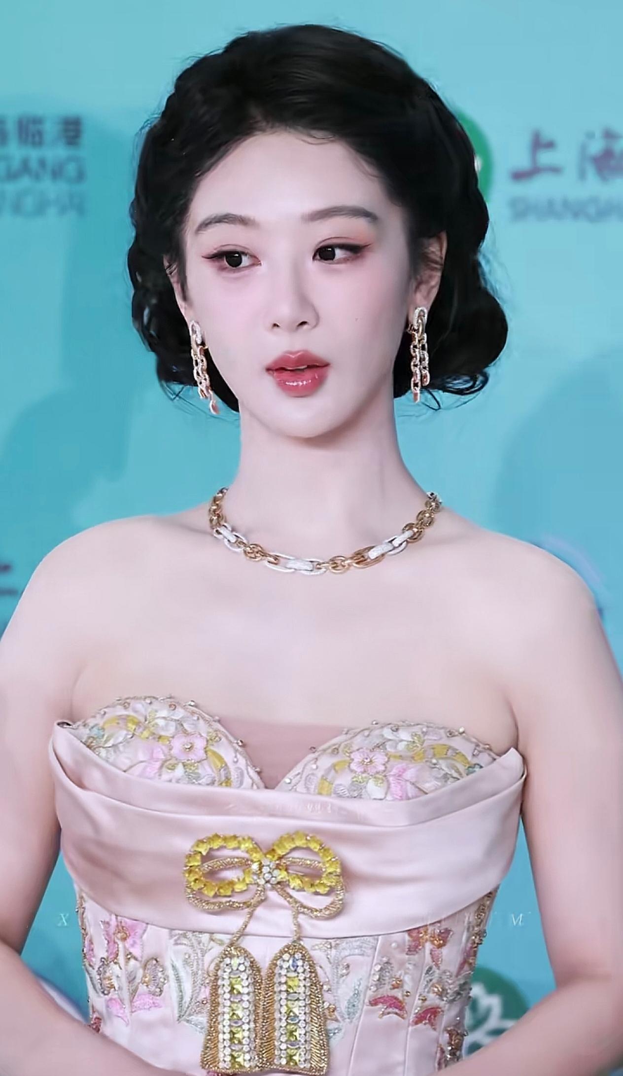 2026年6月26日白玉兰后台，杨紫粉裙盘发造型温婉亮眼，妆造精致高级，每次出场
