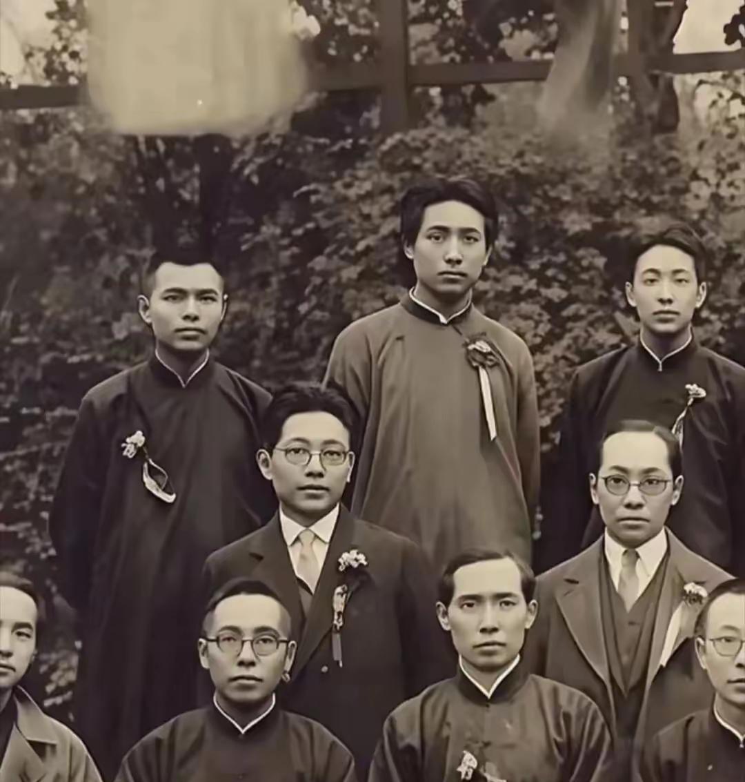 #毛泽东的经典名言有哪些？##毛主席诗词你最喜欢哪一首#《沁园春·旌旗铭》