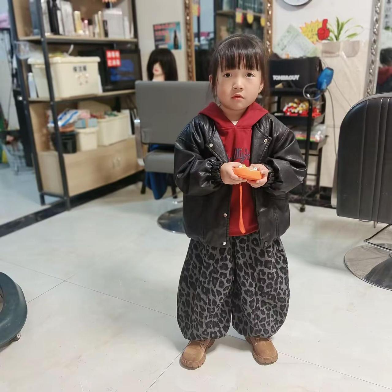 突然觉得还是小时候可爱，越大越丑了