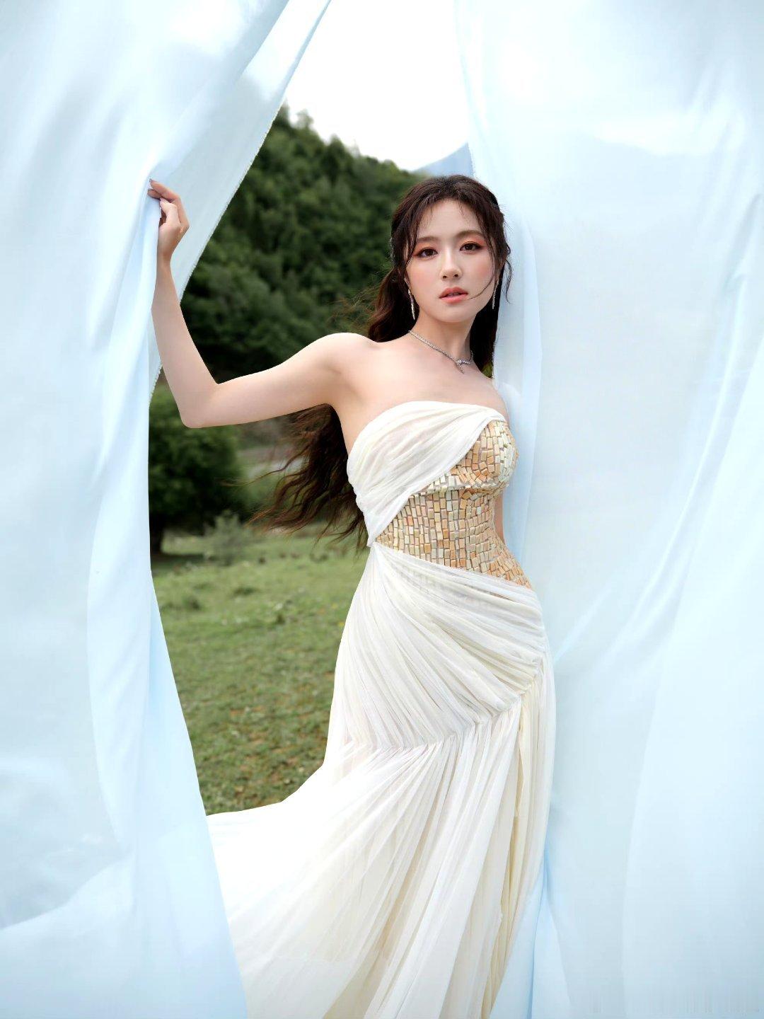 李兰迪美得好大气褪去少女稚气，李兰迪解锁大气新风格。面容舒展温婉，气质沉稳从容