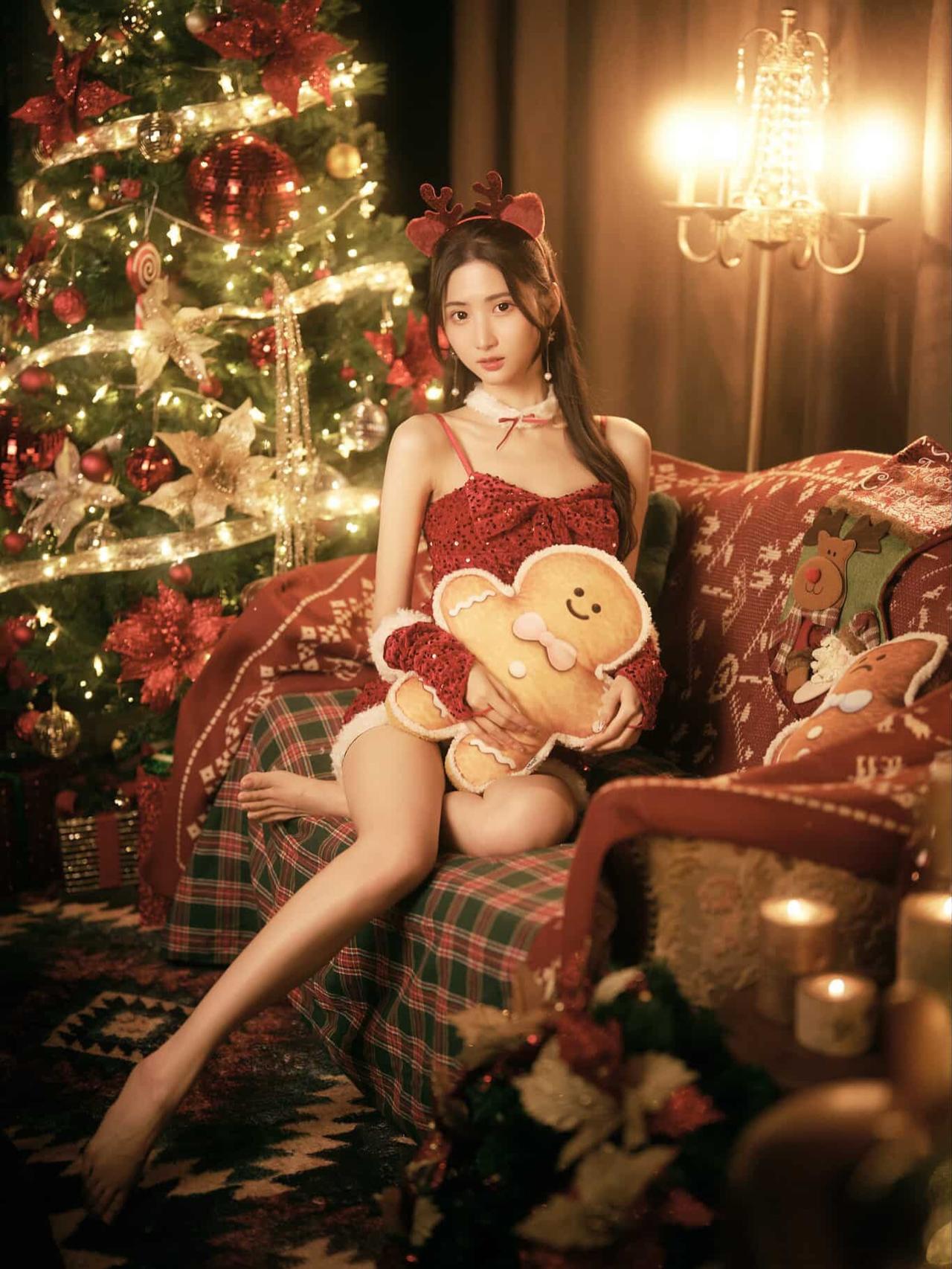 圣诞氛围浓厚的温馨场景，甜美少女与姜饼人共度美好时光。怎样穿搭能显示出温柔的女生