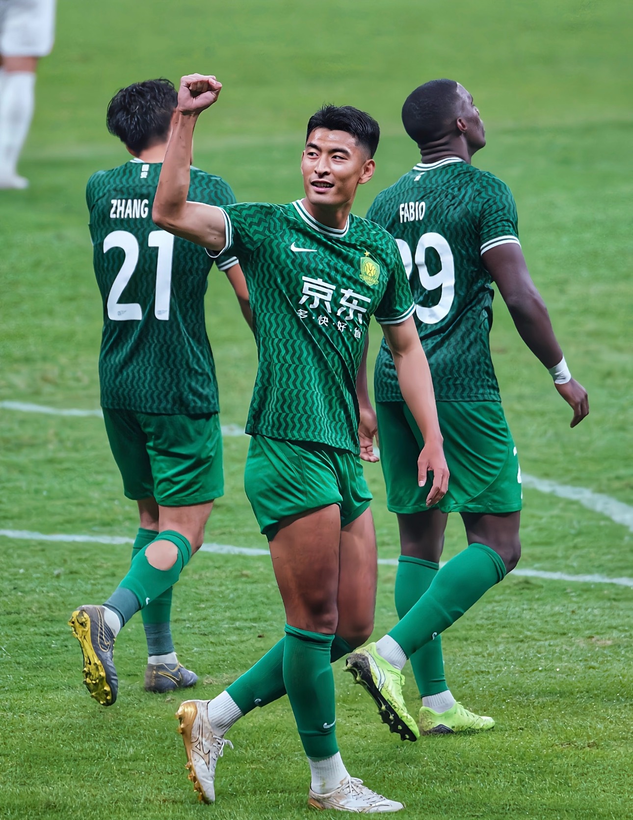 36球功勋南下！成都蓉城官宣签下王子铭，自由身加盟堪称双赢成都蓉城正式官宣，前北