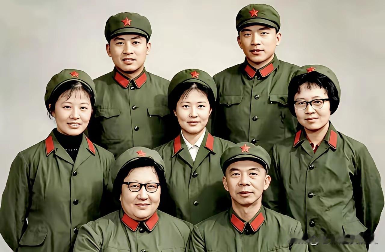 这张满是军绿色调的全家福，定格下开国少将曾雍雅一家的珍贵瞬间。前排端坐的曾雍雅