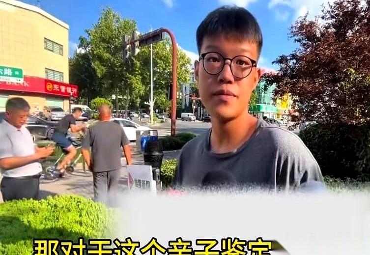 老姜家那份亲子鉴定，大儿子直接给拒了。话筒递过去，他连个多余的表情都没有，就那