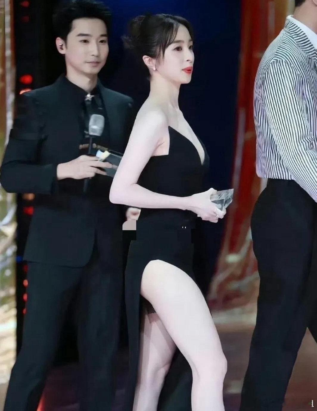 胡冰卿的皮肤比李小冉还白吧！​​​​